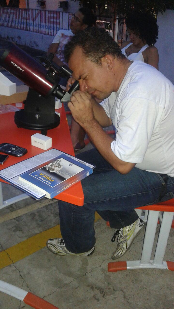 Francisco Peixoto, fazendo observação – O projeto “De Olho no Céu de Teresina” é desenvolvido pelo IFPI-DIREX/THC/GSS. Crédito: Danilo Alefe.